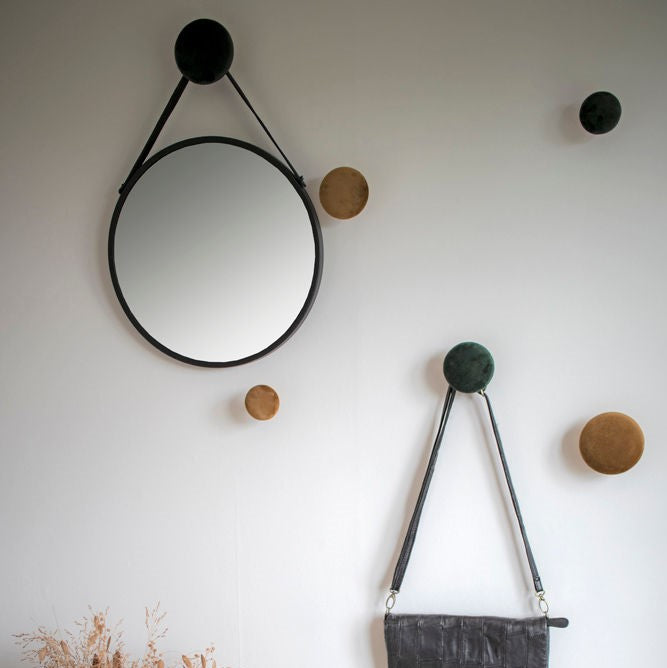 Se Clyde - Spejl med sort ramme og strop, ø 38 cm. ❤ Kæmpe udvalg i 3-nordic - Køb online på udsalg og tilbud lige nu ❤ Billig fragt og hurtig levering - Varenummer: 3-nordic-4643 og barcode / Ean: 5713917006045 på lager - Udsalg på Boligtilbehør - Spejle Op til 57% rabat - Kendte mærker på udsalg – over 1.329 brands