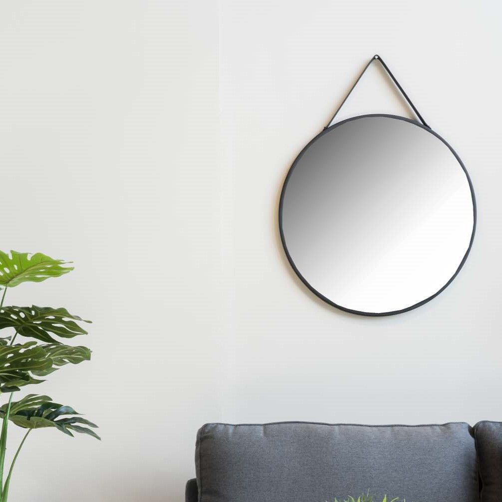 Se Clyde - Spejl med sort ramme og strop, ø 60 cm. ❤ Kæmpe udvalg i 3-nordic - Køb online på udsalg og tilbud lige nu ❤ Meget billig fragt og hurtig levering - Varenummer: 3-nordic-4642 og barcode / Ean: 5713917002399 på lager - Udsalg på Boligtilbehør - Spejle Spar helt op til 79% - Stort udsalg på over 739 brands