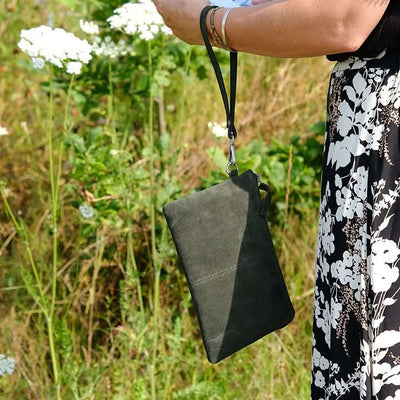 Se Clutch i mørkegrøn ruskind på udsalg! Billigt tilbud - Spar op til 55%. Hurtig levering (1-2 dage) & billig fragt. Over 1300 brands på udsalg.
