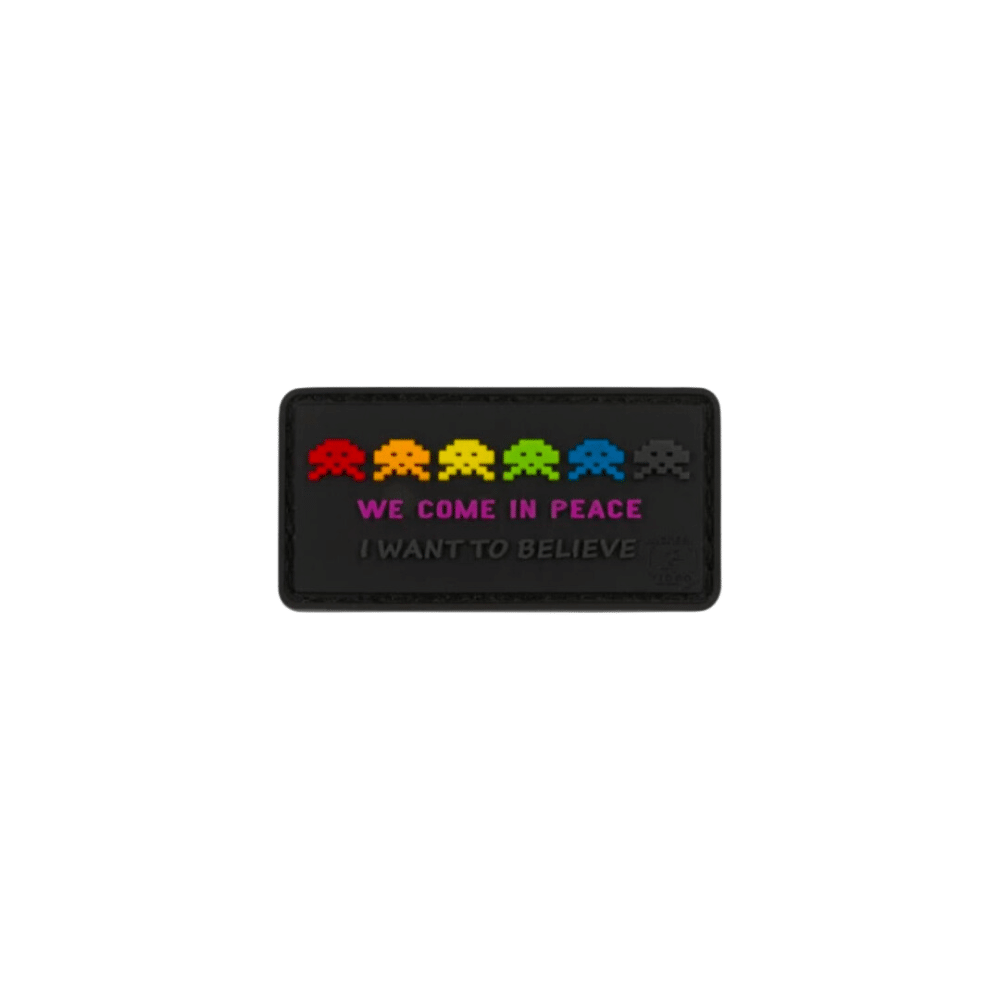 Farverig Alien Invasion rubber patch med detaljeret alien til skoletaske