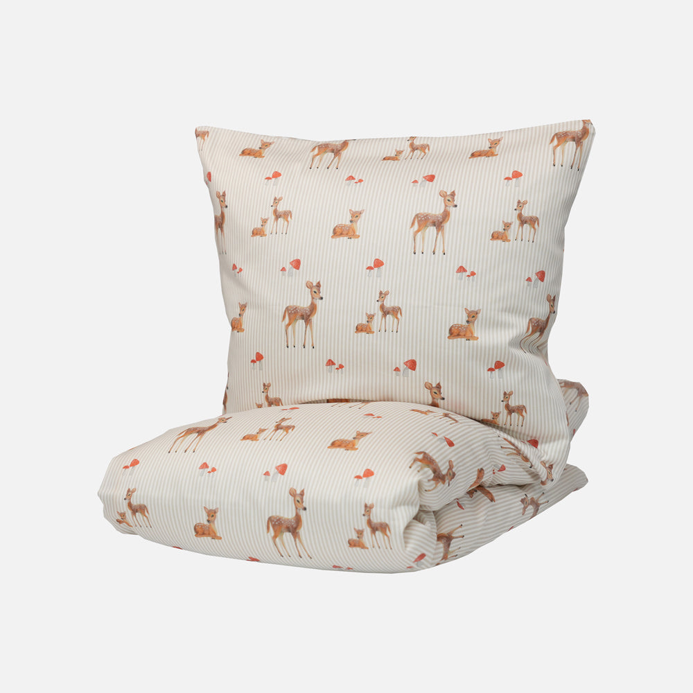 Se Quilts of Denmark BAMBI Sengetøj All By Voss - 100x140 cm (Junior) ❤ Kæmpe udvalg i Quilts of Denmark - Køb online på udsalg og tilbud lige nu ❤ Lav fragtpris og hurtig levering - Varenummer: HomeFeeling-5562 og barcode / Ean: 5768894019496 på lager - Udsalg på Sengetøj - Baby- og junior - Babysengetøj - Junior sengetøj - Alt til baby og junior - Gaveidé til børn Spar helt op til 57% - Find dine favoritter blandt 2.739 brands