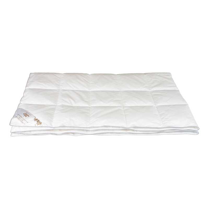 Se tilbud på ARA Sommer fiberdyne 140x220 cm - Billigt udsalg! Hurtig levering, 1-2 hverdage. Spar op til 54%.