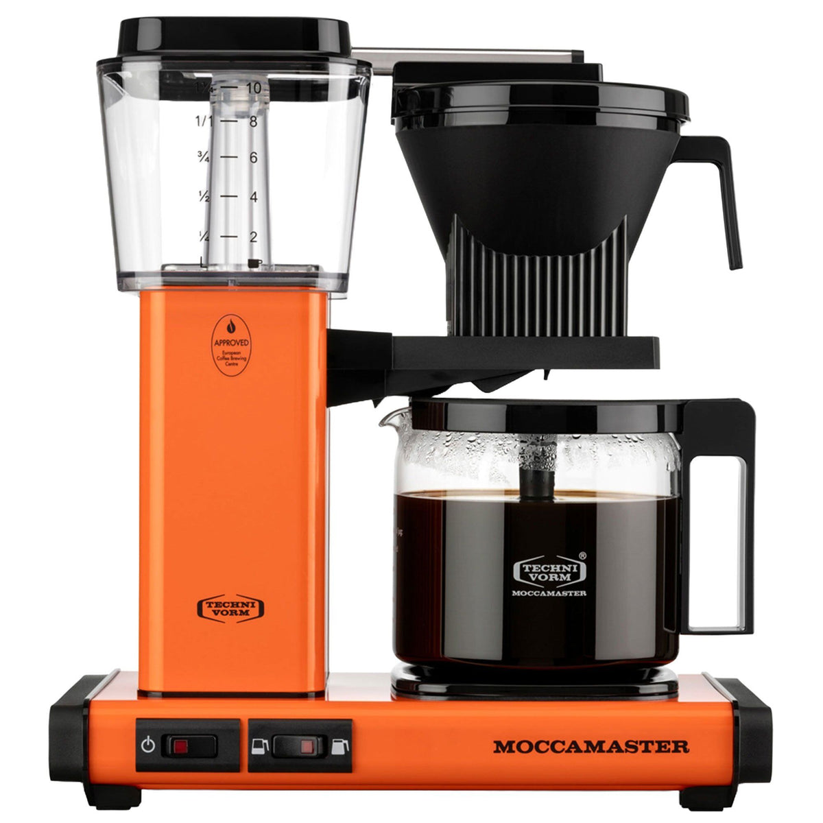Orange Moccamaster Optio kaffemaskine på køkkenbordet
