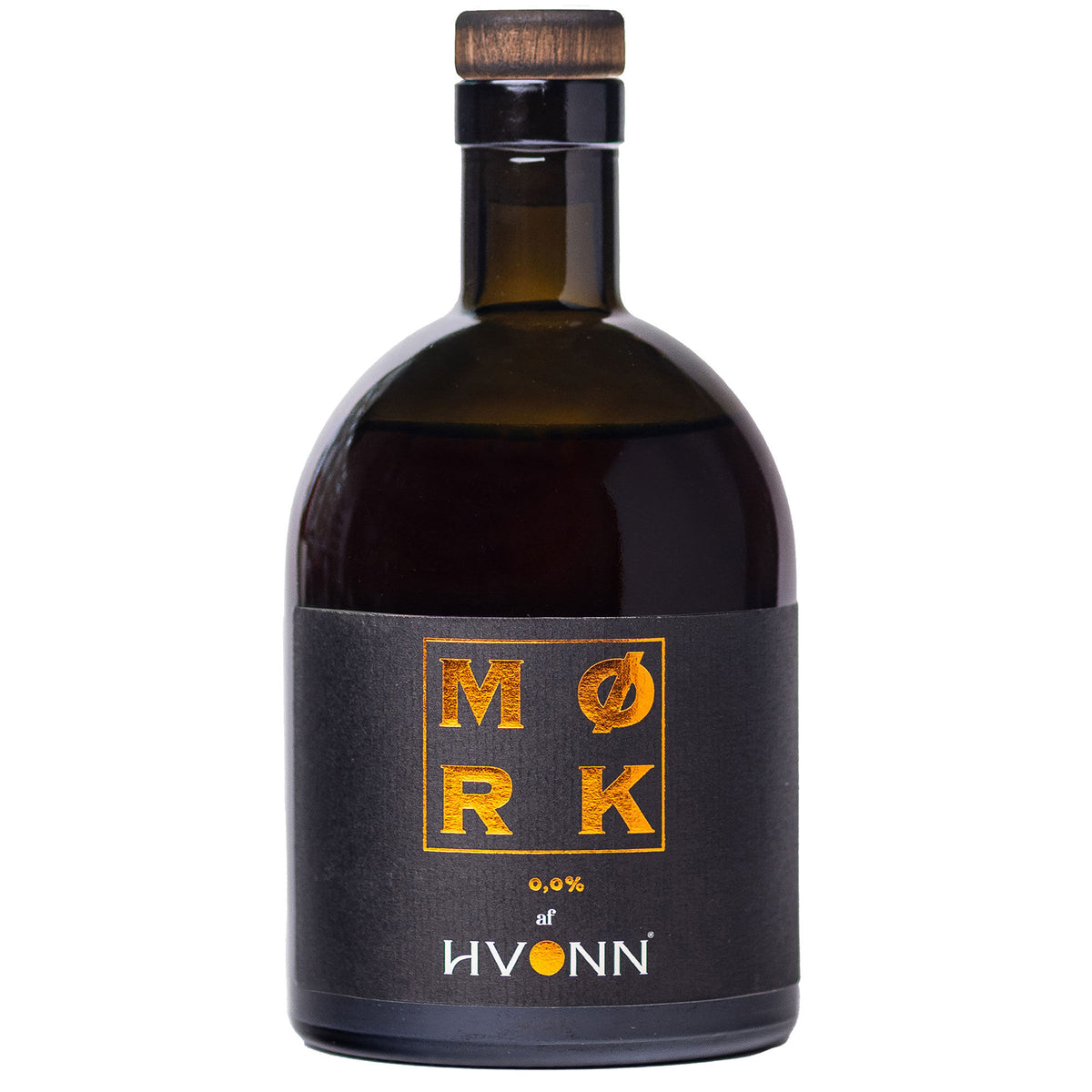 Flaske Hvonn Mørk, en alkoholfri drik på 500 ml med krydderi og nordiske råvarer