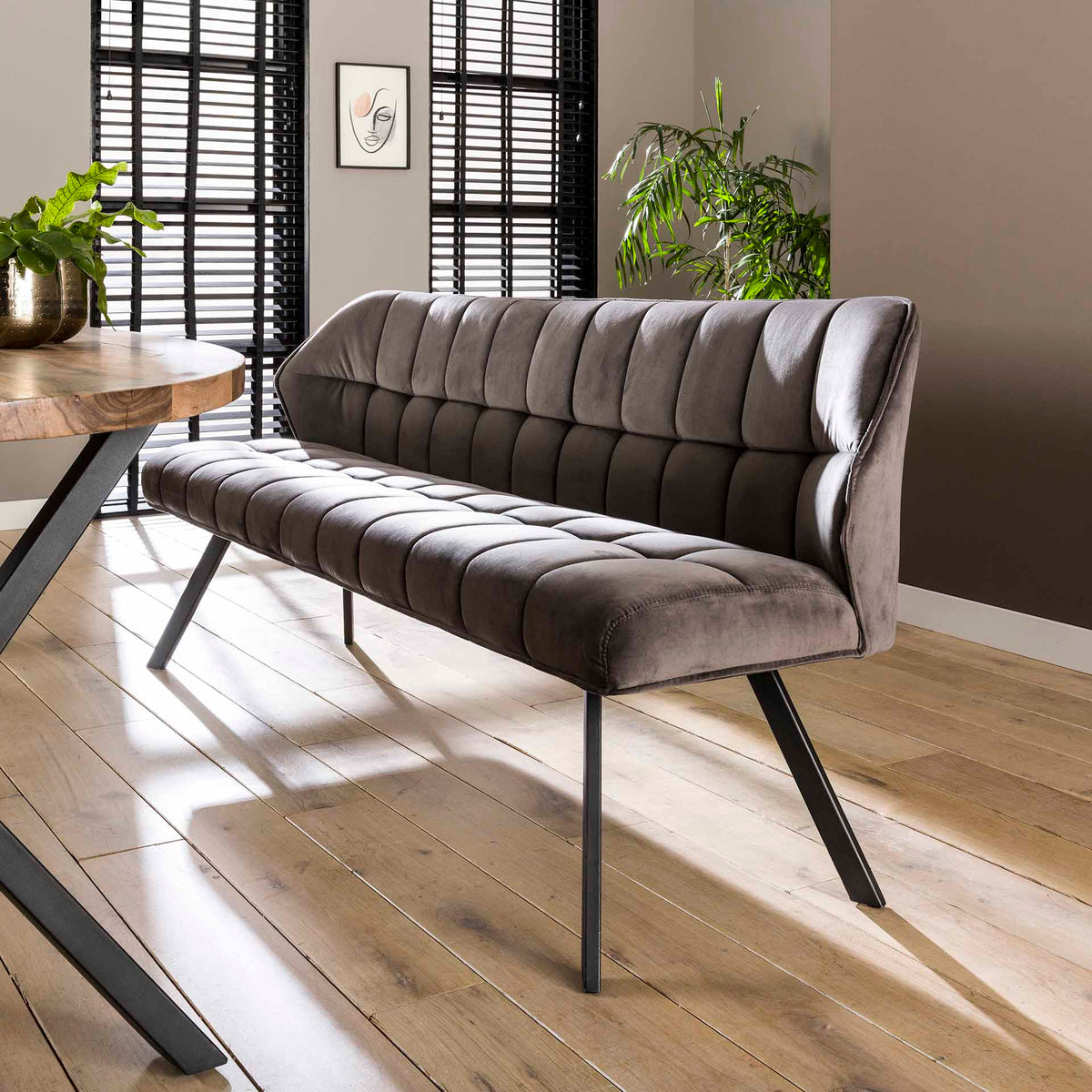 Se Clapton - Bænk i antracit grå fløjl, længde 180 cm. ❤ Kæmpe udvalg i 3-nordic - Køb online på udsalg og tilbud lige nu ❤ Billig fragt og hurtig levering - Varenummer: 3-nordic-2272 og barcode / Ean: på lager - Udsalg på Spisestue - Spisebordsbænke Spar stort – op til 59% - Eksklusivt udsalg på over 2.739 brands