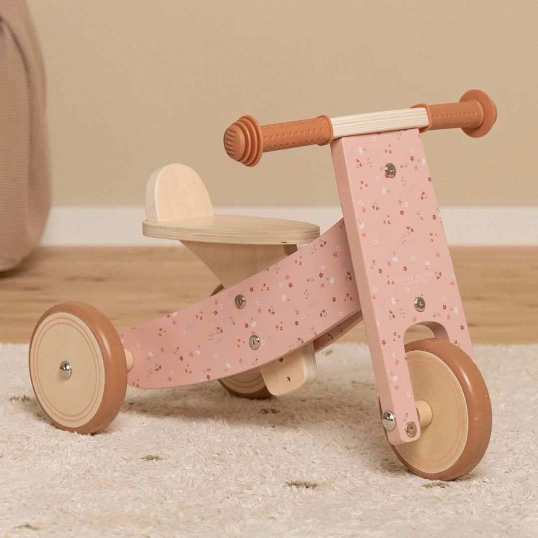 Trehjulet løbecykel i træ i mat rosa fra Little Dutch