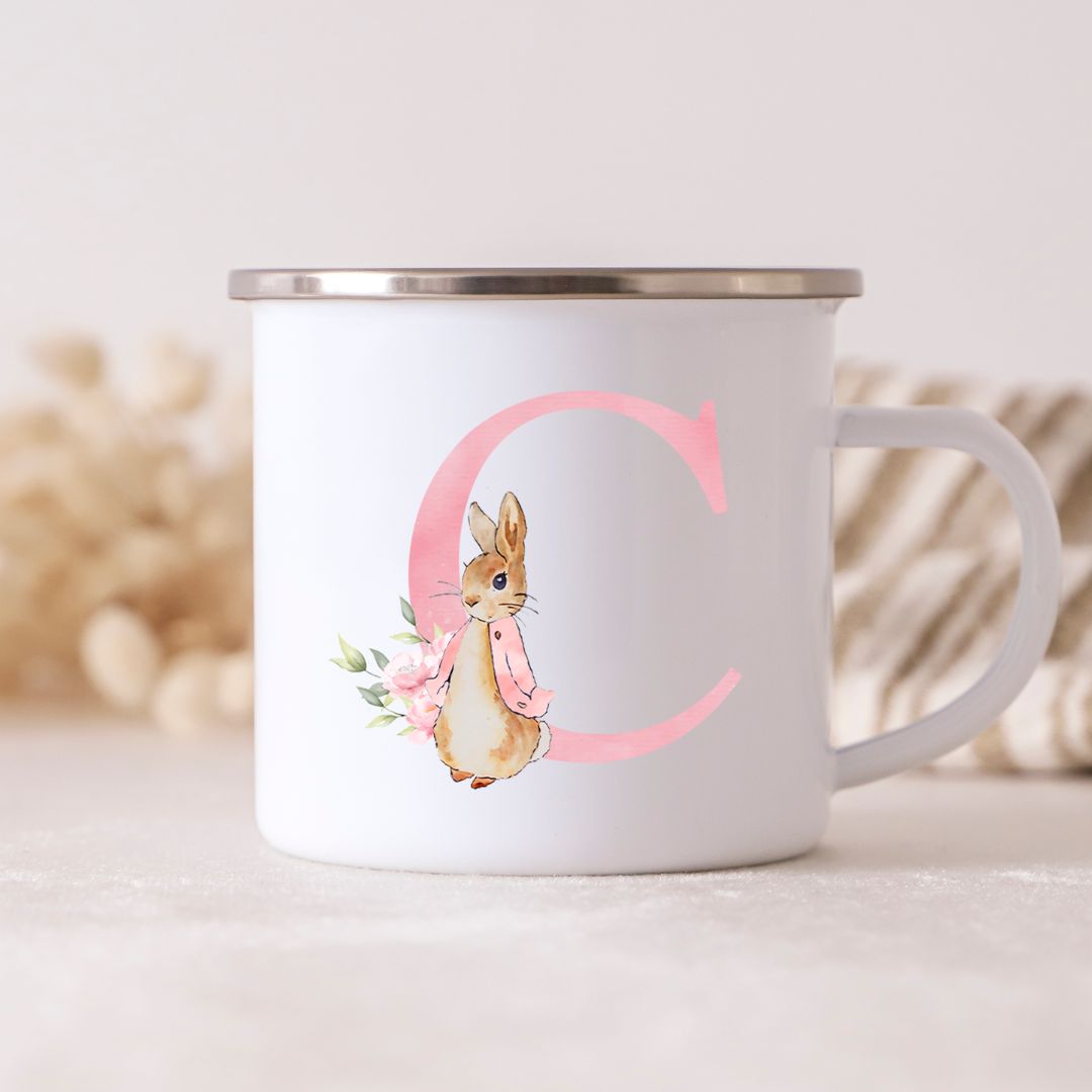Hvid metalkop med bogstavet C i rosa og kanin-illustration fra My little Nordic