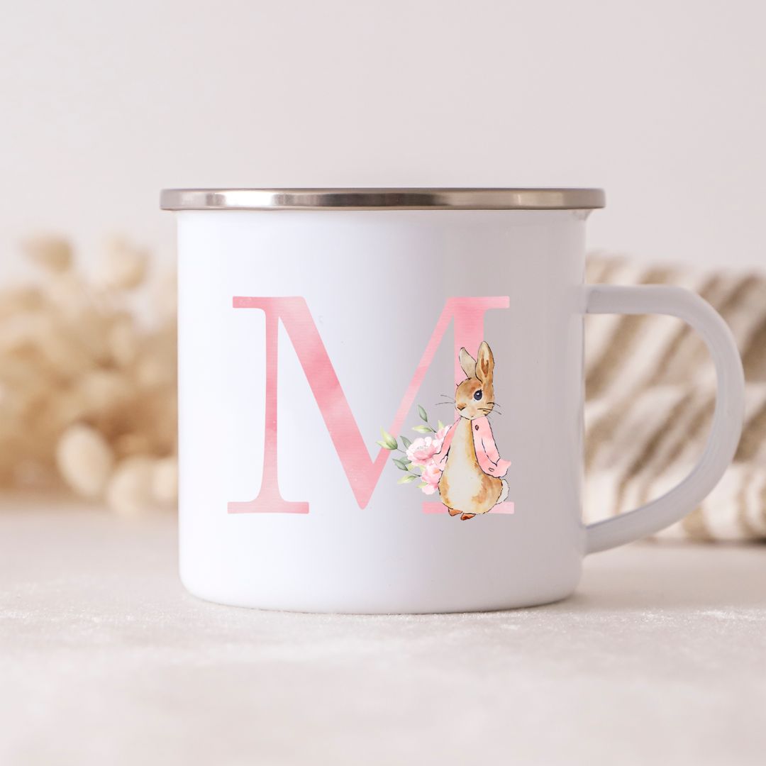 Hvid metalkop med hank og bogstavet M i rosa med kaninillustration fra My little Nordic