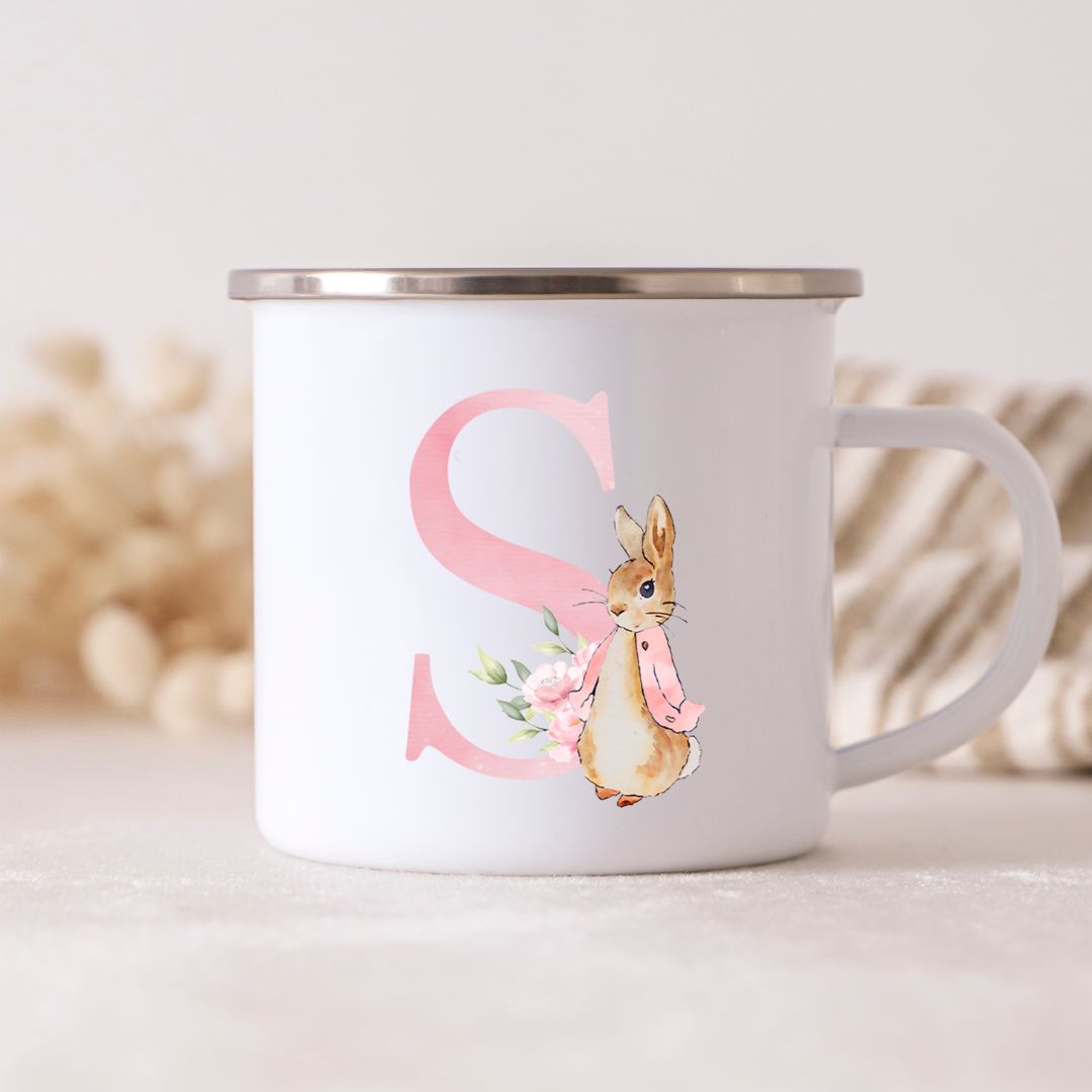 Hvid metalkop med hank, rosa bogstav S og illustration af en kanin fra My little Nordic