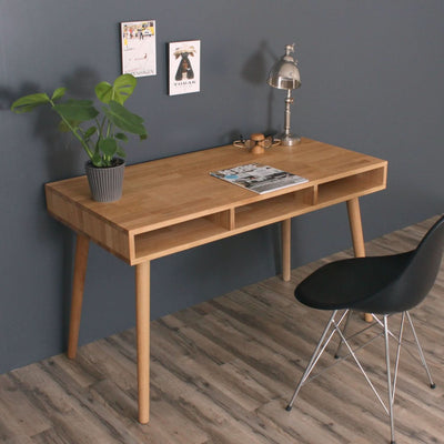Se tilbud på Boston skrivebord med 3 rum, eg 130 x 70 cm. Billigt udsalg! Hurtig levering: 1-2 hverdage. Køb online nu!
