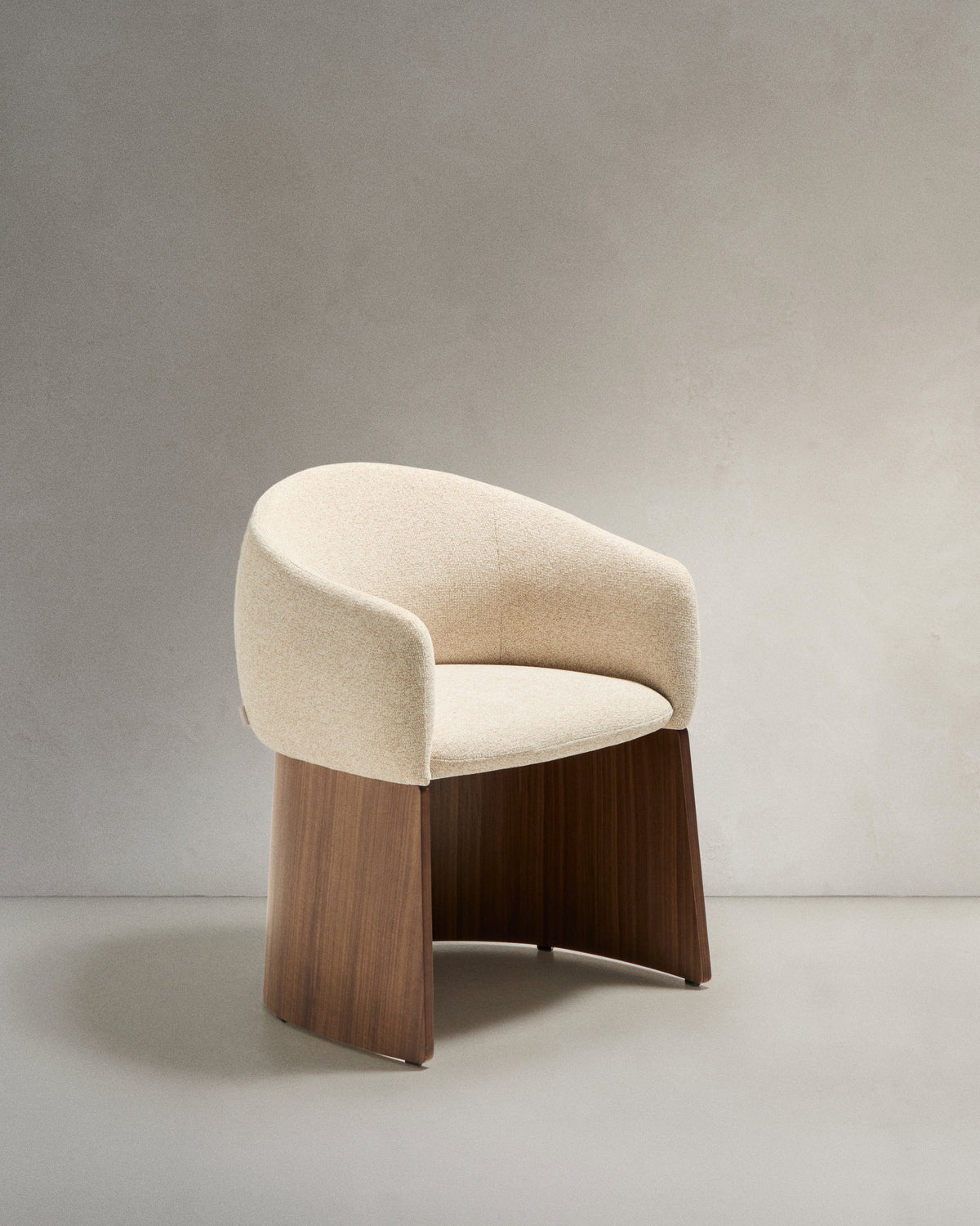 Se KAVE HOME Bosca spisebordsstol, m. armlæn - beige chenille stof og valnøddefinér ❤ Kæmpe udvalg i Kave Home - Køb online på udsalg og tilbud lige nu ❤ Meget billig fragt og hurtig levering: 1 - 2 hverdage - Varenummer: Boboonline-123618 og barcode / Ean: 8447305042298 på lager - Udsalg på Møbler,Stole,Spisebordsstole,
Møbler,
Stole,
Spisebordsstole med armlæn,
Køkkenstole, Spar op til 51% - Over 785 kendte brands på udsalg