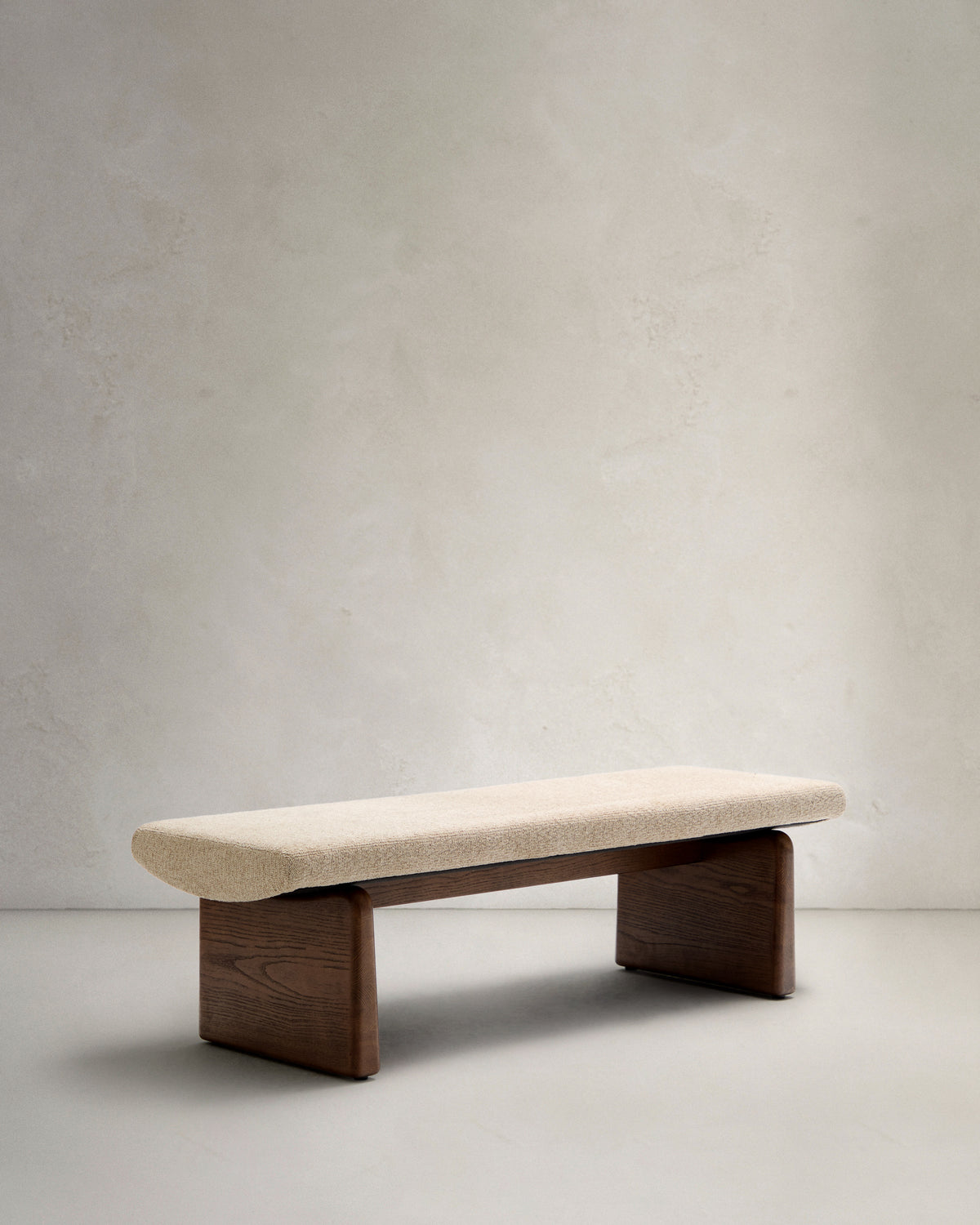 Se KAVE HOME Topaz bænk, rektangulær - beige chenille og valnøddefinish asketræ (150x51) ❤ Kæmpe udvalg i Kave Home - Køb online på udsalg og tilbud lige nu ❤ Meget billig fragt og hurtig levering: 1 - 2 hverdage - Varenummer: Boboonline-114049 og barcode / Ean: 8433840978789 på lager - Udsalg på Møbler,Bænke,
Møbler,
Dagligstue Spar op til 51% - Over 785 kendte brands på udsalg