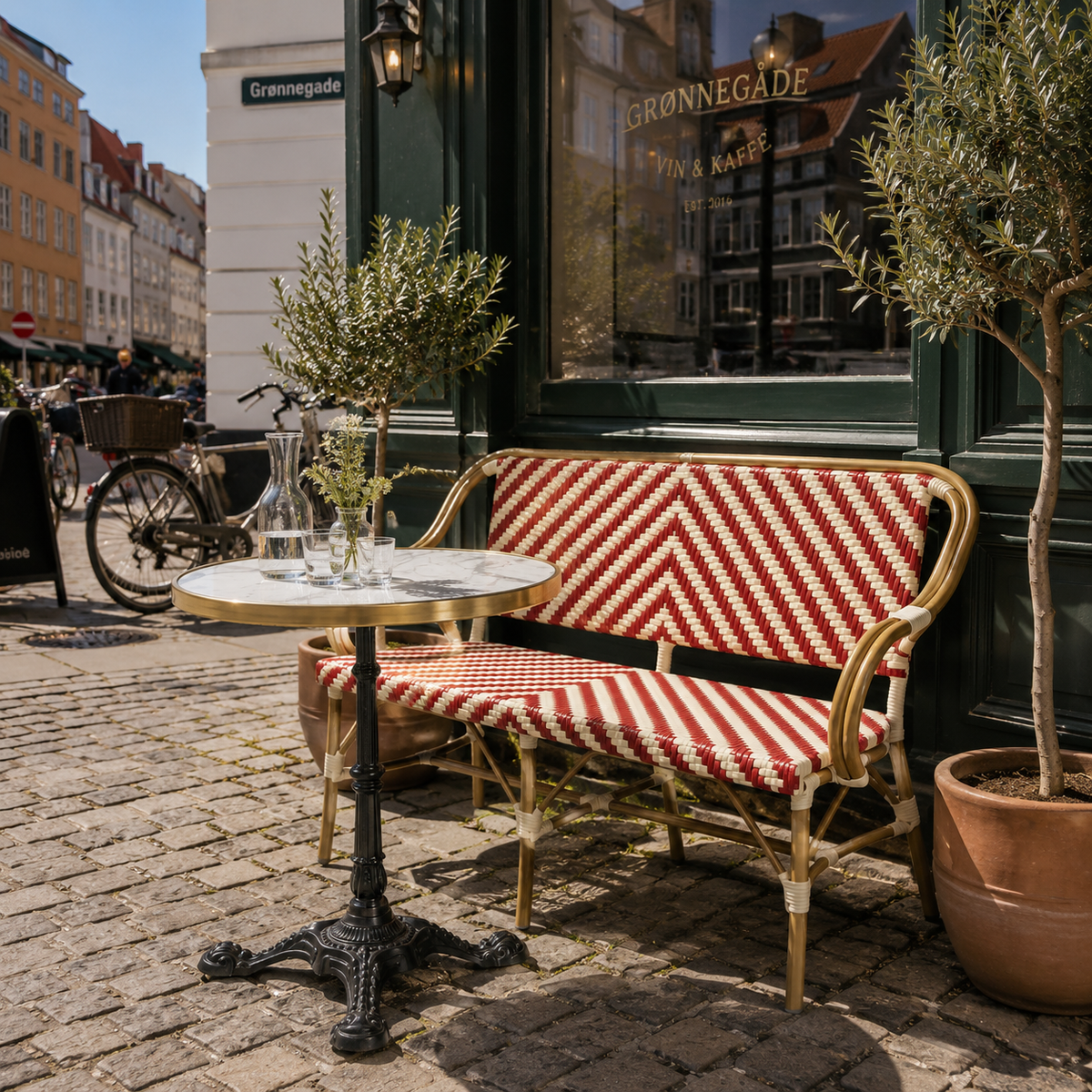 Cafépakke Paris med bænk i rød-beige til udendørs servering