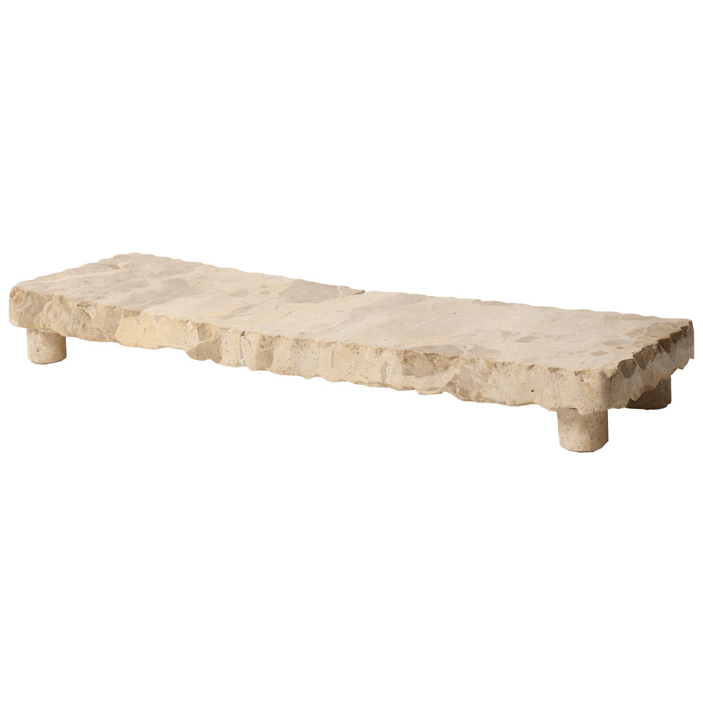 Langt skærebræt i beige marmor på små marmorben, 53 x 15 cm