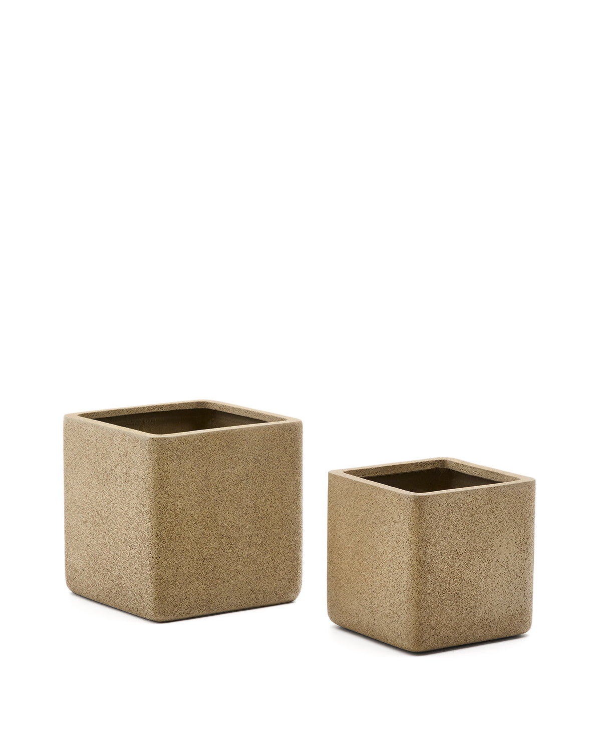 Se KAVE HOME Minoa krukke, kvadratisk - polycement med sennepsstenseffekt (44x44) (sæt med 2) ❤ Kæmpe udvalg i Kave Home - Køb online på udsalg og tilbud lige nu ❤ Super billig fragt og lynhurtig levering - Varenummer: Boboonline-118443 og barcode / Ean: 8447305025512 på lager - Udsalg på Udendørs møbler,Krukker og urtepotter,
Udendørs møbler,
Terrasse og have,
Udendørs - diverse,
Juli deals, Op til 63% rabat - Mere end 2.739 populære mærker på tilbud