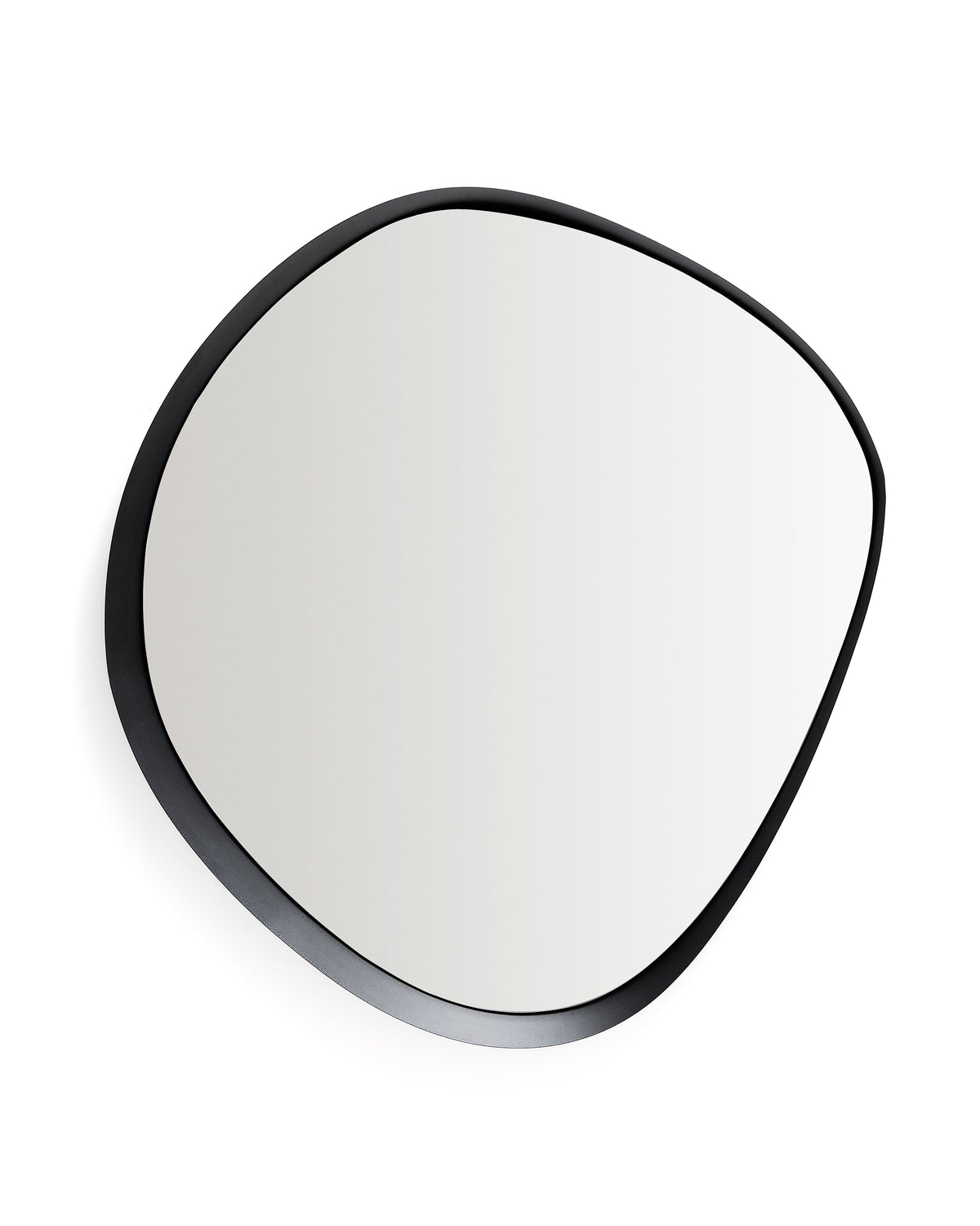 Kave Home asymmetrisk vægspejl i spejlglas med sort metal, 85x93,5 cm
