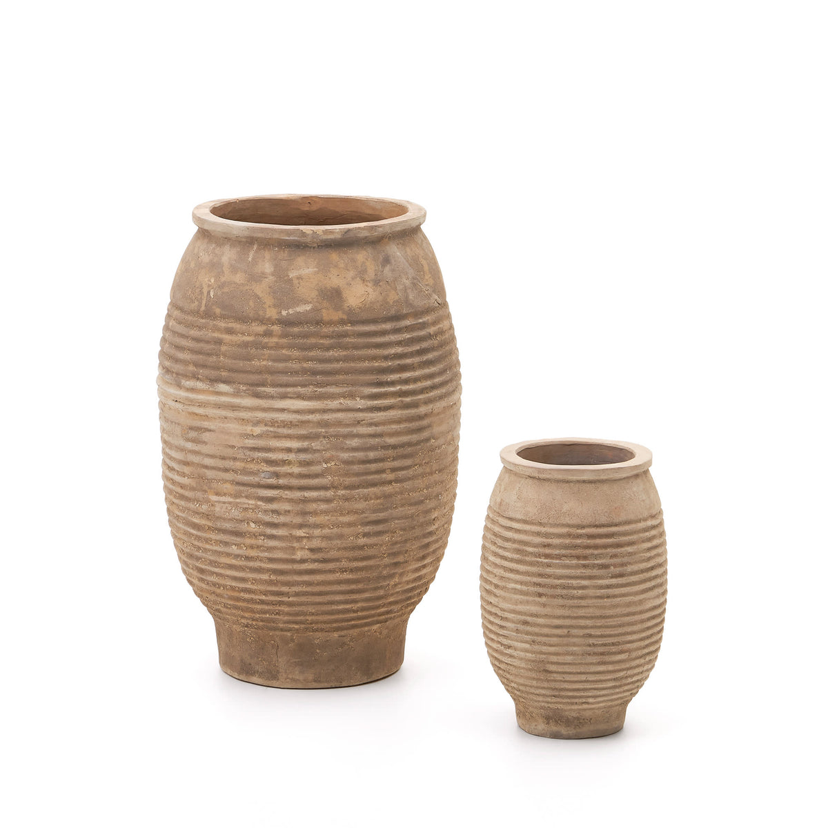 Sæt med to runde Llonga krukker i natur terracotta fra Kave Home
