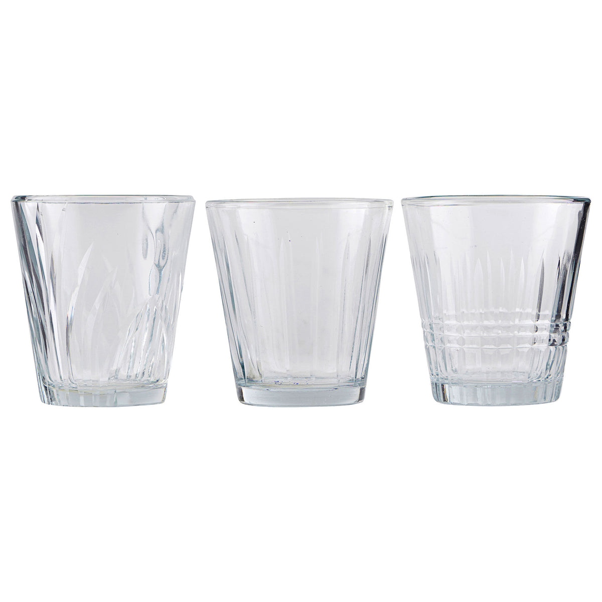 Seks House Doctor Vintage glas i tre forskellige mønstre på et dækket bord