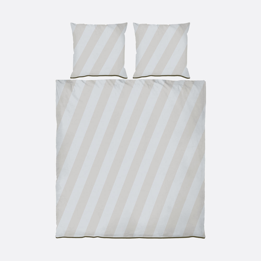 Se Mette Ditmer DIAGONAL Sengetøj - Lys grå - 200x220 cm ❤ Kæmpe udvalg i Mette Ditmer - Køb online på udsalg og tilbud lige nu ❤ Billig fragt • Hurtig levering - Varenummer: HomeFeeling-6451 og barcode / Ean: 5706241954427 på lager - Udsalg på Sengetøj - Bomuldssatin Op til 63% rabat - Over 1.329 brands på online udsalg