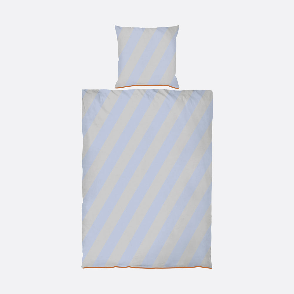 Se Mette Ditmer DIAGONAL Sengetøj - Lyseblå - 140x220 cm ❤ Kæmpe udvalg i Mette Ditmer - Køb online på udsalg og tilbud lige nu ❤ Meget billig fragt og hurtig levering - Varenummer: HomeFeeling-6443 og barcode / Ean: 5706241954977 på lager - Udsalg på Sengetøj - Bomuldssatin Store besparelser – op til 77% - Shop over 2.281 kendte brands på udsalg
