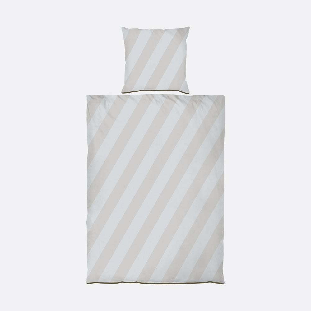 Se Mette Ditmer DIAGONAL Sengetøj - Lys grå - 140x220 cm ❤ Kæmpe udvalg i Mette Ditmer - Køb online på udsalg og tilbud lige nu ❤ Hurtig levering til lave fragtpriser - Varenummer: HomeFeeling-6449 og barcode / Ean: 5706241954434 på lager - Udsalg på Sengetøj - Bomuldssatin Op til 61% rabat - Mere end 1.329 populære mærker på udsalg