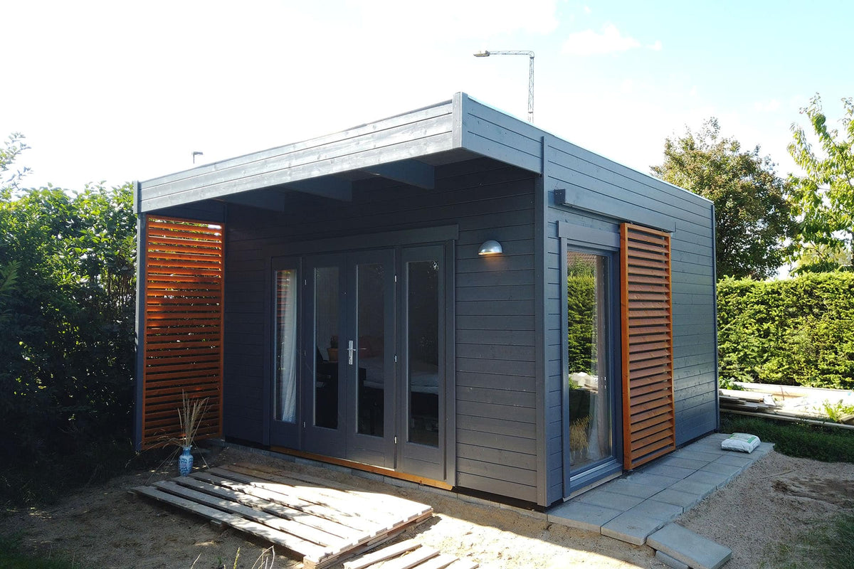 Tora 4 moderne havehus på 16 m² i nordisk design, malet i antracit, fra Sølund Huse