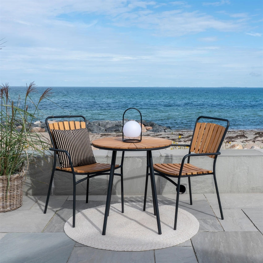 North Living Fierce cafesæt med cafebord og fire havestole i teak og sort metal