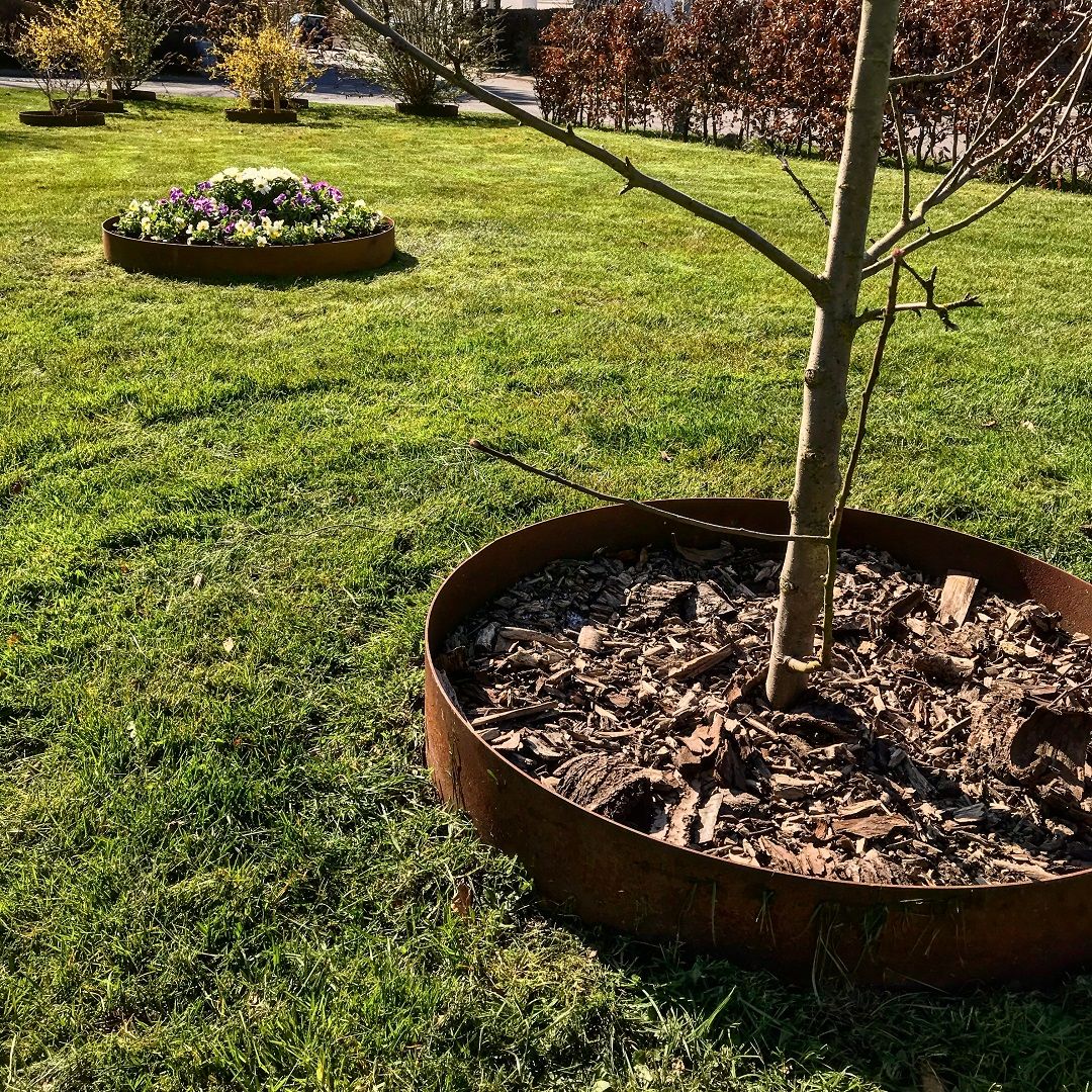Lavt rundt højbed i cortenstål fra Jernbede, diameter 79 cm og højde 15 cm, lukket