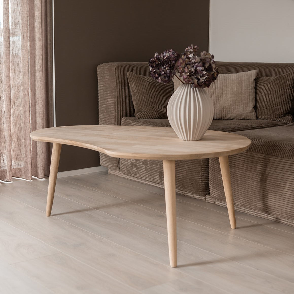 Se CT 10 - Sofabord i massiv eg med paletform og størrelse 107 x 79 cm Højde 50 cm Ubehandlet ❤ Kæmpe udvalg i 3-nordic - Køb online på udsalg og tilbud lige nu ❤ Billig fragt og hurtig levering - Varenummer: 3-nordic-677-2658 og barcode / Ean: på lager - Udsalg på Dagligstue - Sofaborde - Nordisk designs - enkelt, tidløst og elegant Store besparelser – op til 71% - Store besparelser på over 2.281 brands