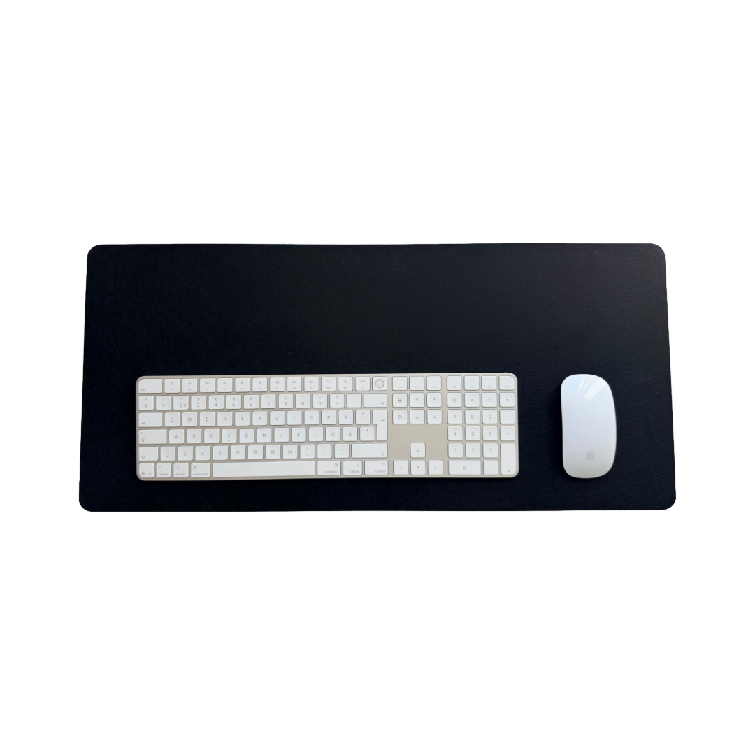 Sort skrivebordsunderlag fra Deskneat med mus og tastatur på skrivebordet