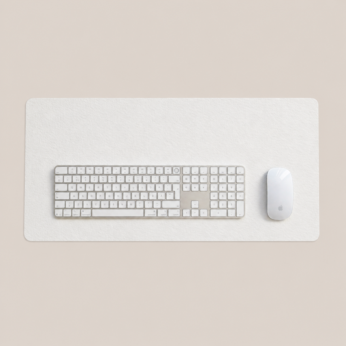 Hvidt skrivebordsunderlag fra Deskneat med mus og tastatur