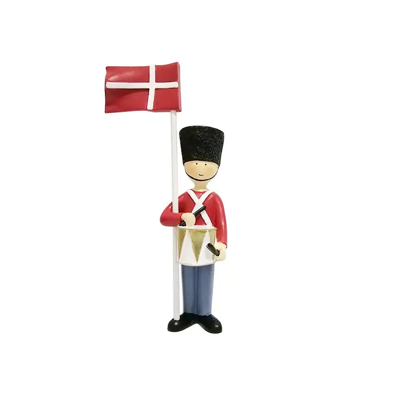 Kids by Friis håndmalet bordpynt i polyresin med soldat der spiller på tromme