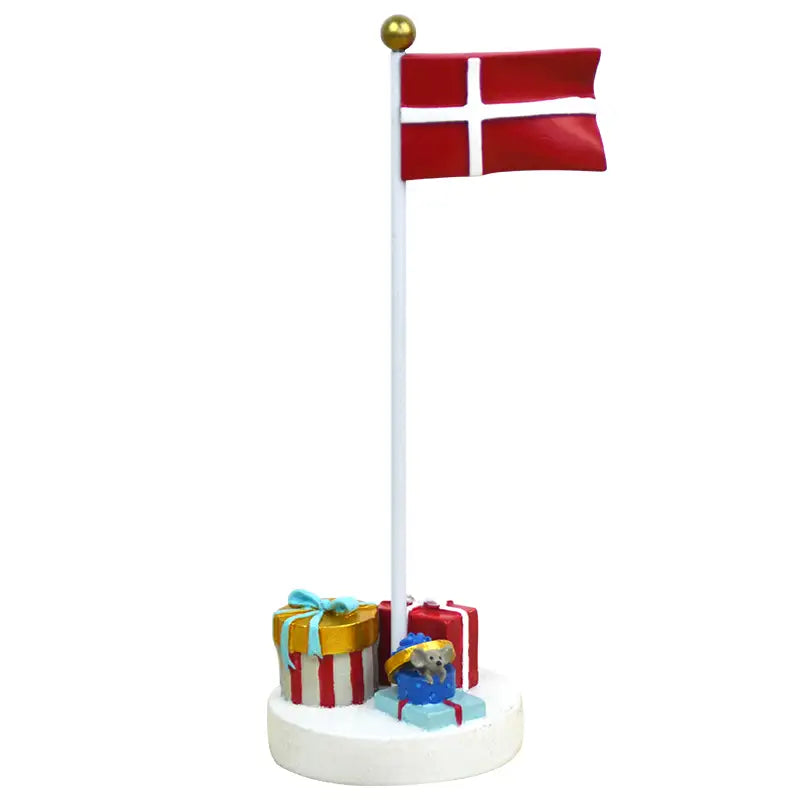 Håndmalet bordpynt i polyresin fra Kids by Friis med flag og pakker