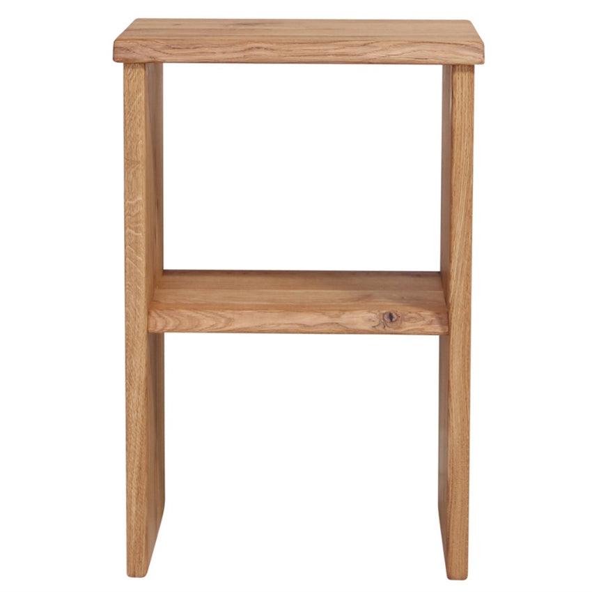 Wood by Nordic Fjord sengebord i naturolieret egetræ med to hylder