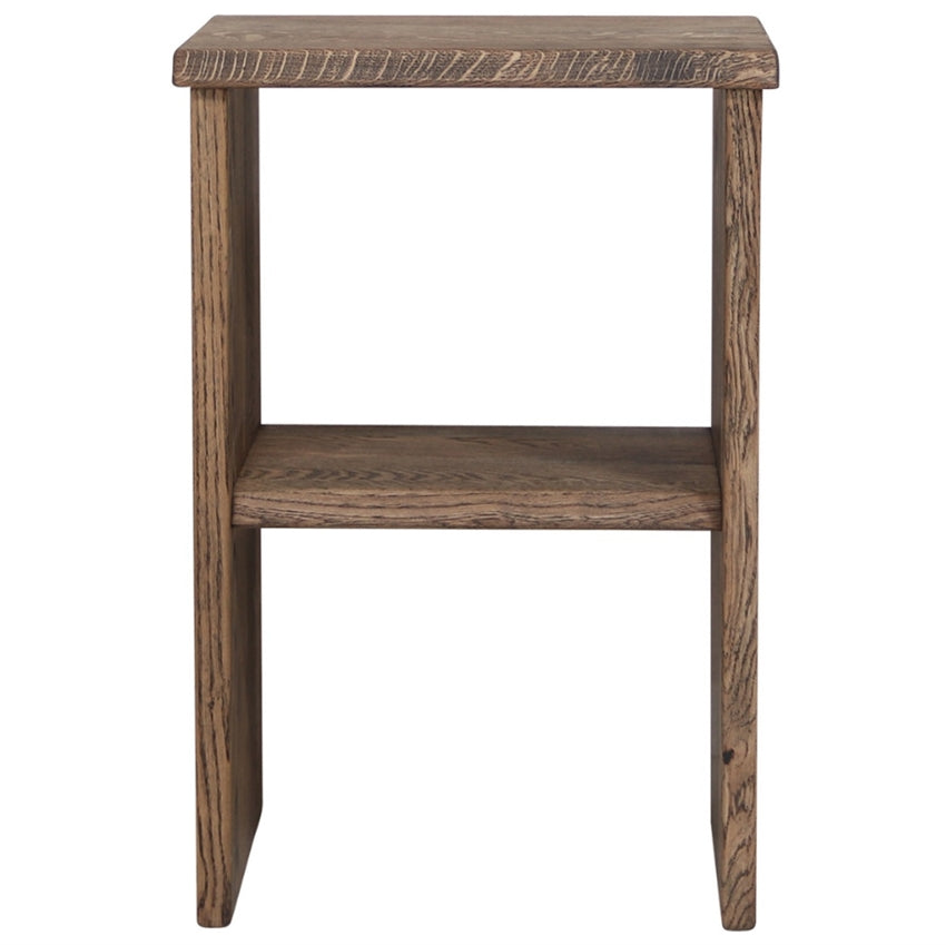 Wood by Nordic Fjord sengebord i egetræ behandlet med smoked olie, med to hylder