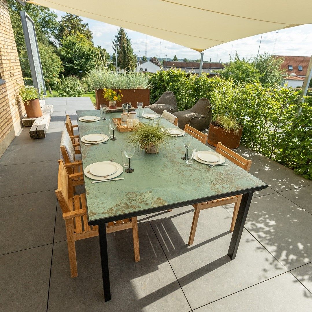 Langt terrassebord fra Jernbede med stålstel og keramisk flise-bordplade, 120 x 200 cm