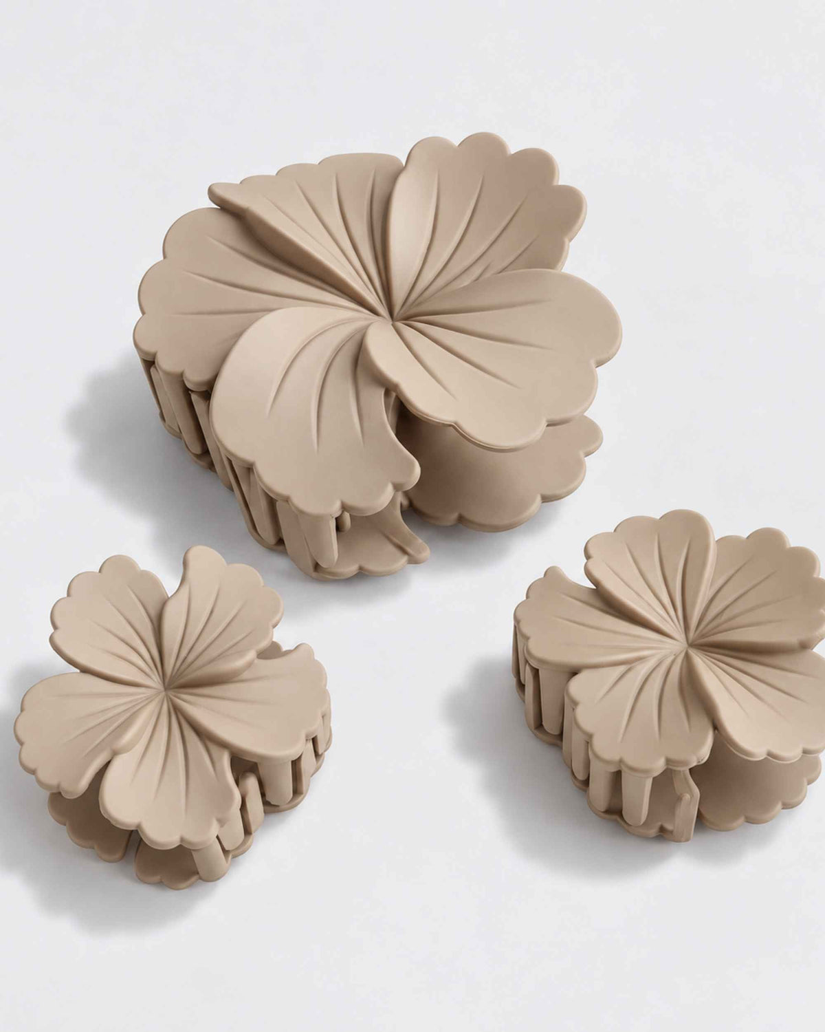 Tre beige hårklemmer med blomst i to størrelser fra Hairlust