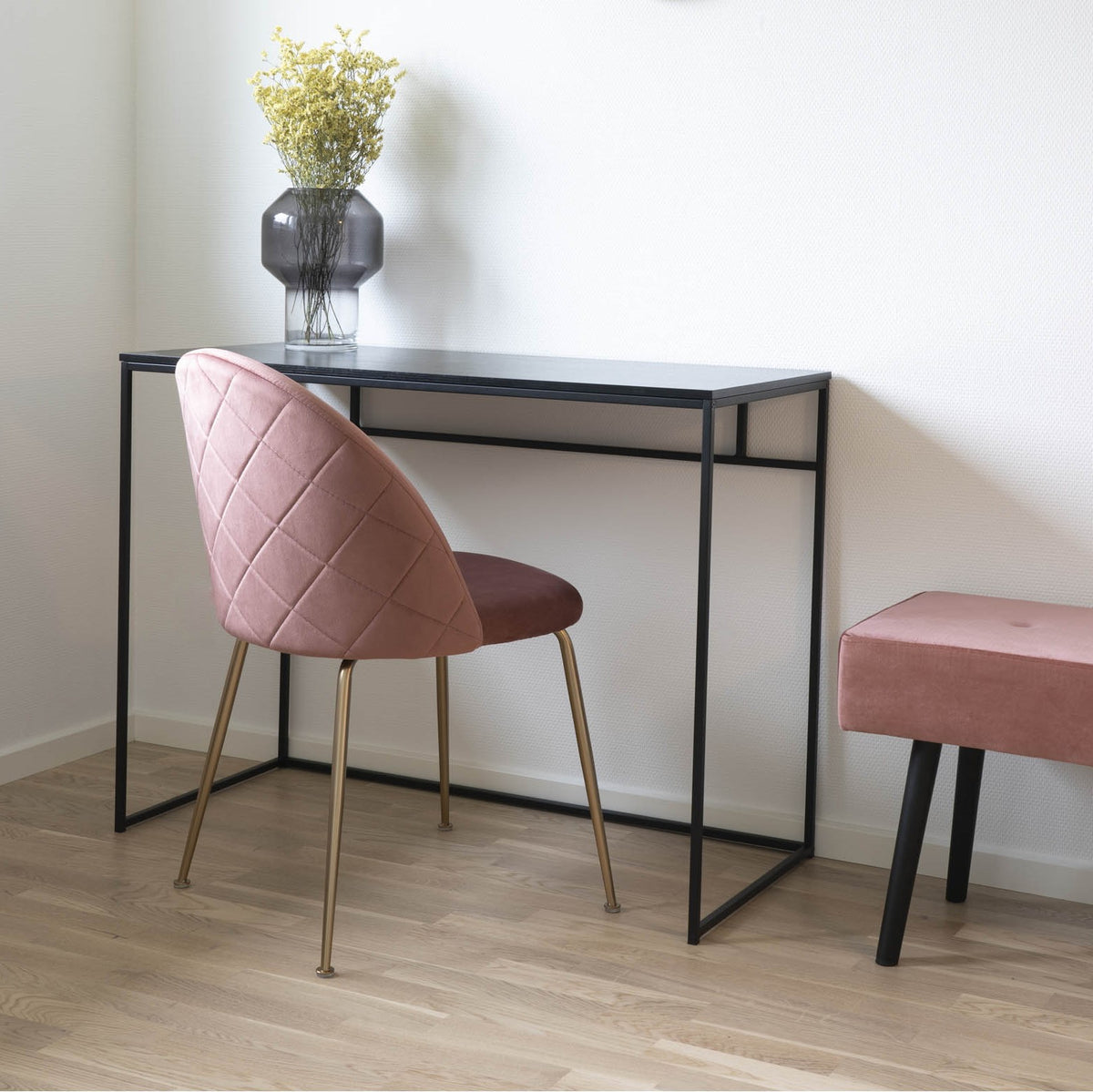 Se Zeta - Skrivebord i sort metal og sort bordplade ❤ Kæmpe udvalg i 3-nordic - Køb online på udsalg og tilbud lige nu ❤ Lav fragtpris og hurtig levering - Varenummer: 3-nordic-4709 og barcode / Ean: 5713917005604 på lager - Udsalg på Kontor - Skriveborde Få op til 69% i rabat - Shop blandt over 2.739 brands