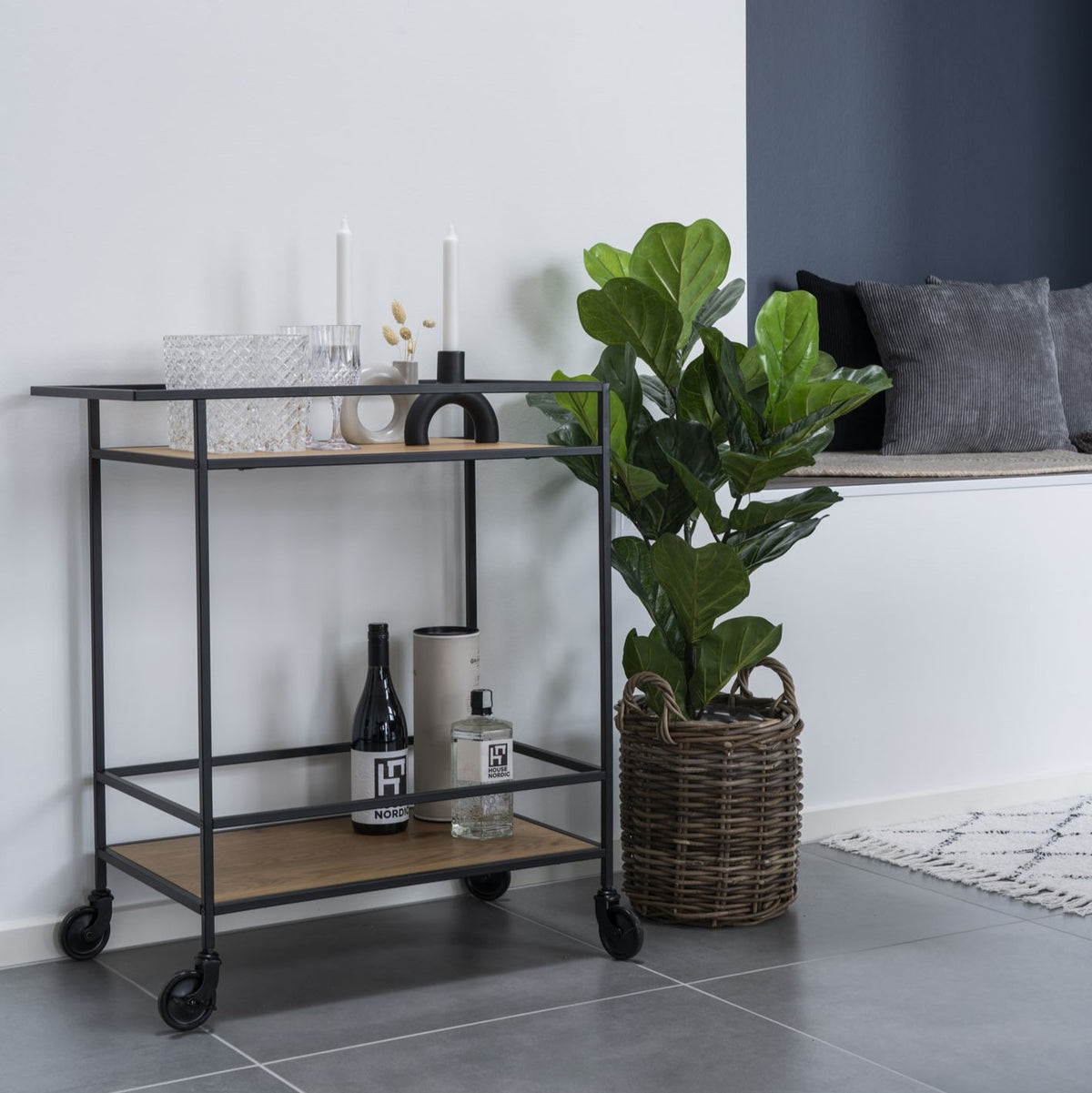 Se Zeta - Barvogn i sort metal og egelook plader ❤ Kæmpe udvalg i 3-nordic - Køb online på udsalg og tilbud lige nu ❤ Billig fragt og hurtig levering - Varenummer: 3-nordic-4713 og barcode / Ean: 5713917008896 på lager - Udsalg på Dagligstue - Bakkeborde og rulleborde Op til 57% rabat - Over 2.739 mærker samlet ét sted
