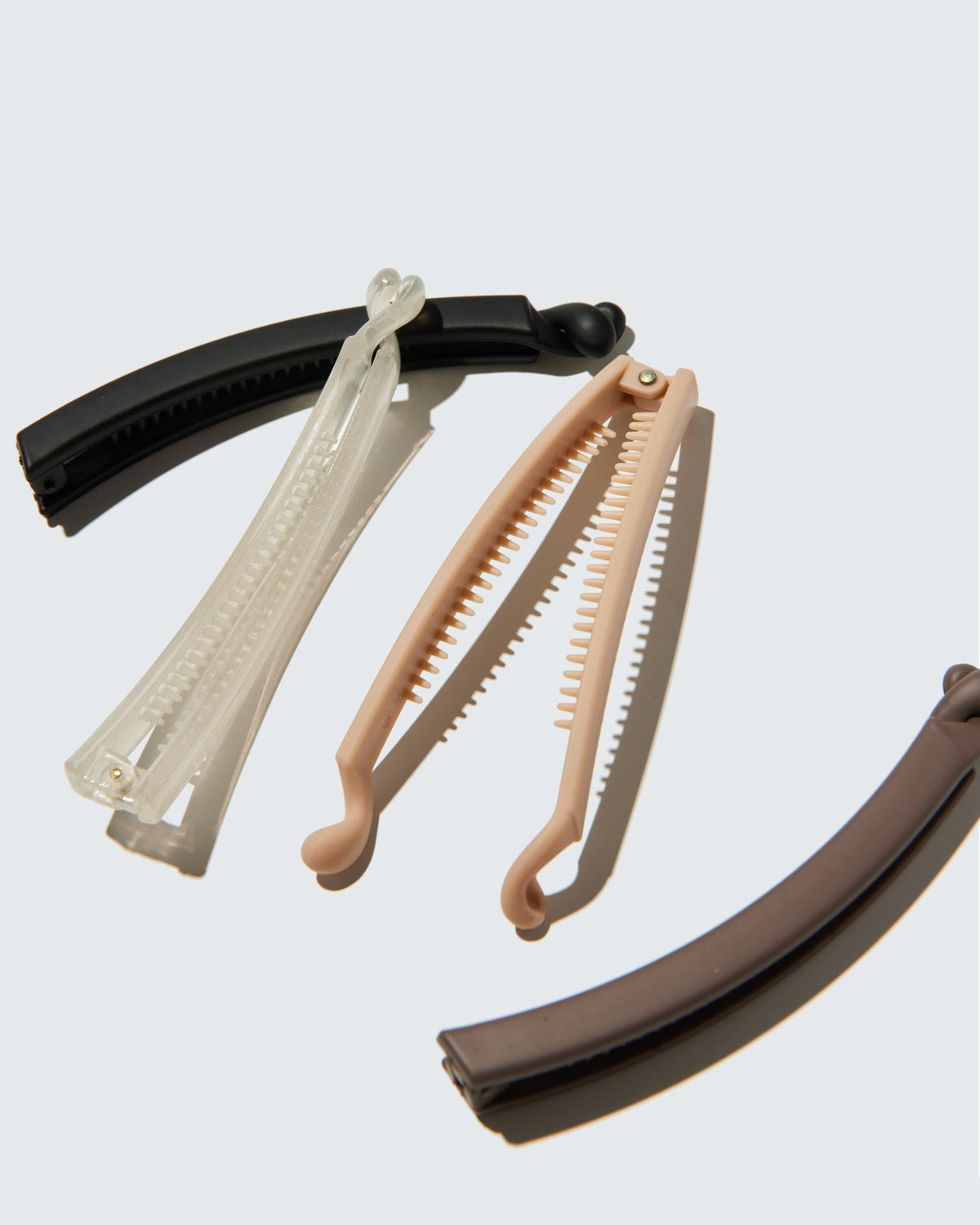 Fire ekstra slanke banana clips fra Hairlust i coffee