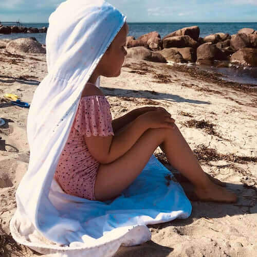 Rosa junior badehåndklæde med hætte og sorte prikker i økologisk muslin fra Nordic Simply