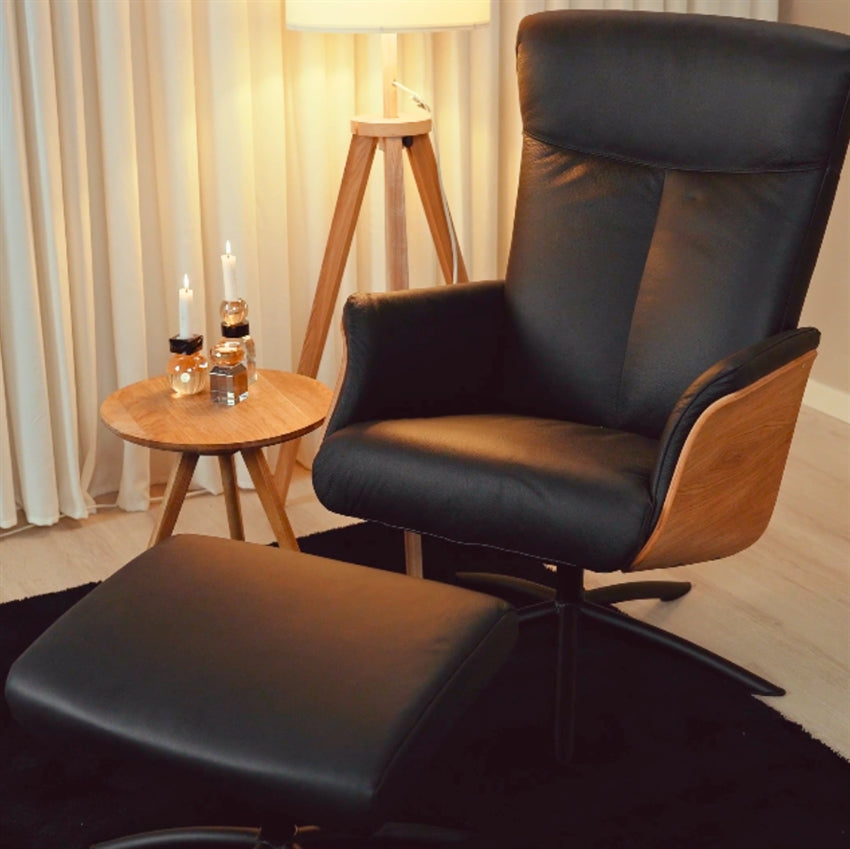 Comfort Living Helsingør lænestol med fodskammel i sort læder og egetræ