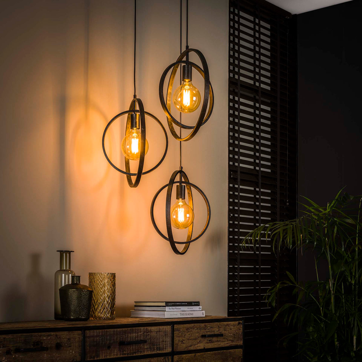 Se Frisky - Loftlampe i sort patineret metal Levering uden pære ❤ Kæmpe udvalg i 3-nordic - Køb online på udsalg og tilbud lige nu ❤ Billig fragt • Hurtig levering - Varenummer: 3-nordic-2371-4363 og barcode / Ean: på lager - Udsalg på Lamper - Loftlamper - pendler - Hjørnelamper Op til 61% rabat - Mere end 1.329 populære mærker på udsalg