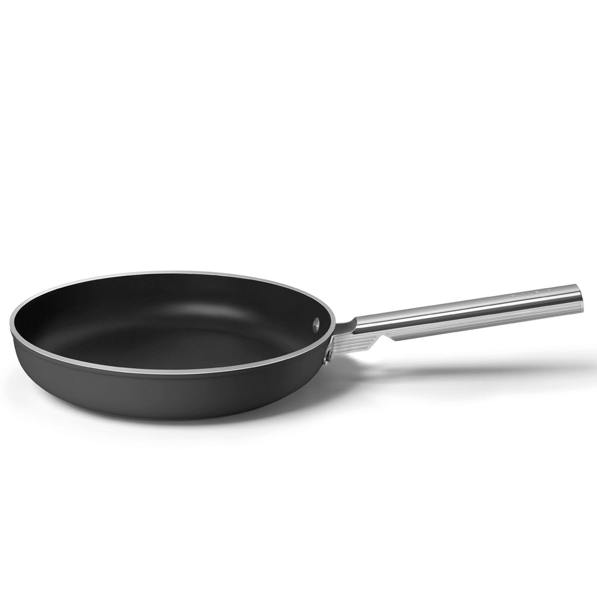 Sort Smeg stegepande med en diameter på 28 cm