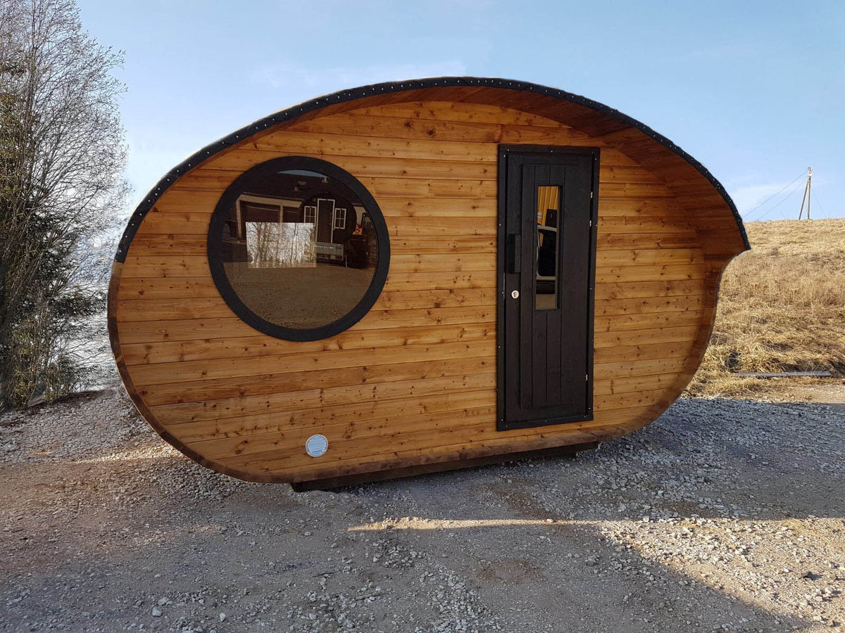 Lille anneks Hobbit på 7,7 m² med ovalt vindue i haven