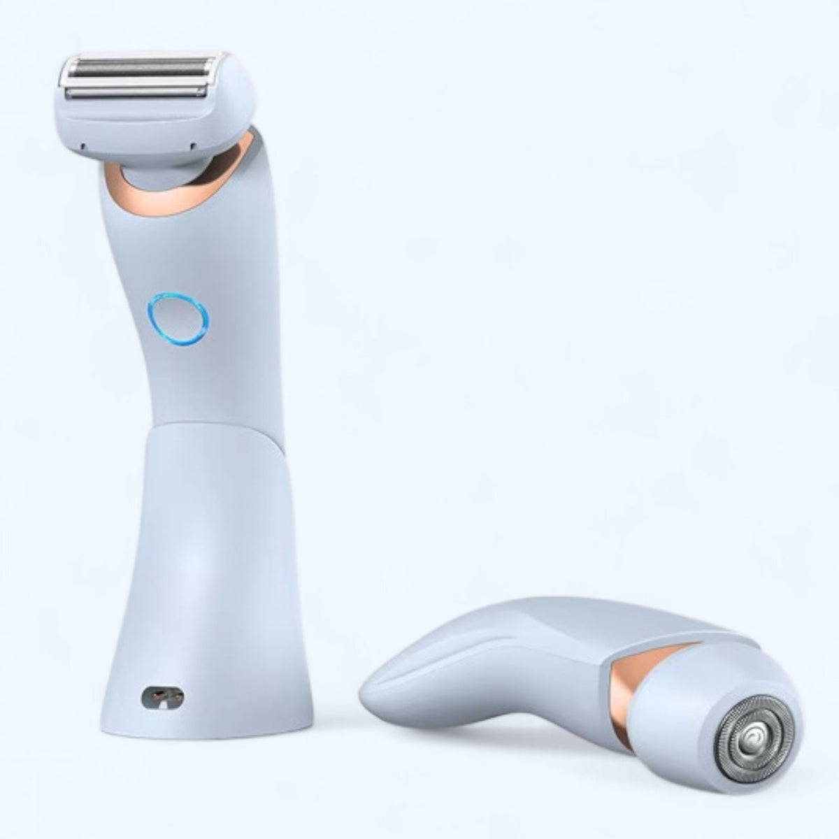 Blå SkySkin ladyshaver stående på ladestation med ekstra skærehoveder
