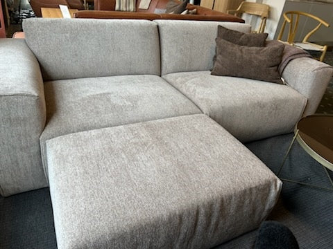 Jan 3-personers flydersofa med puf i bouclé stof fra Scandinavian Living