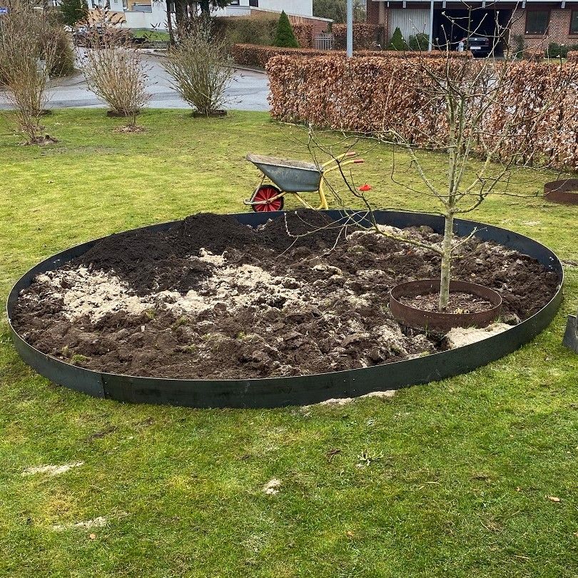 Meget stort og lavt rundbed i 4 mm cortenstål fra Jernbede, Ø430 cm og 15 cm højt