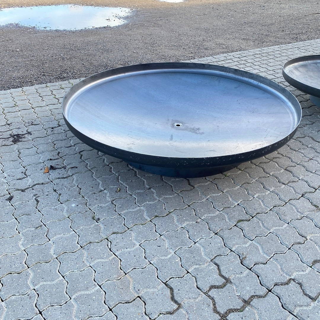 Stort sort malet spejlbassin med kant fra Jernbede, Ø150 cm