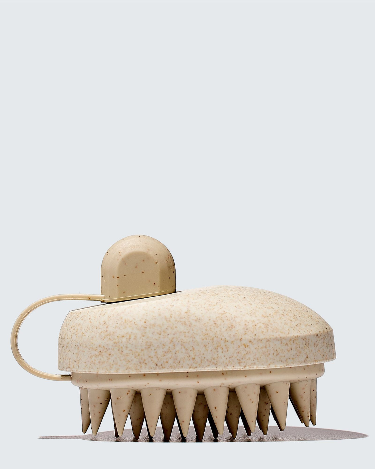 Hairlust In-Shower Shampoo Brush i hvid, shampoobørste med sæbedispenser